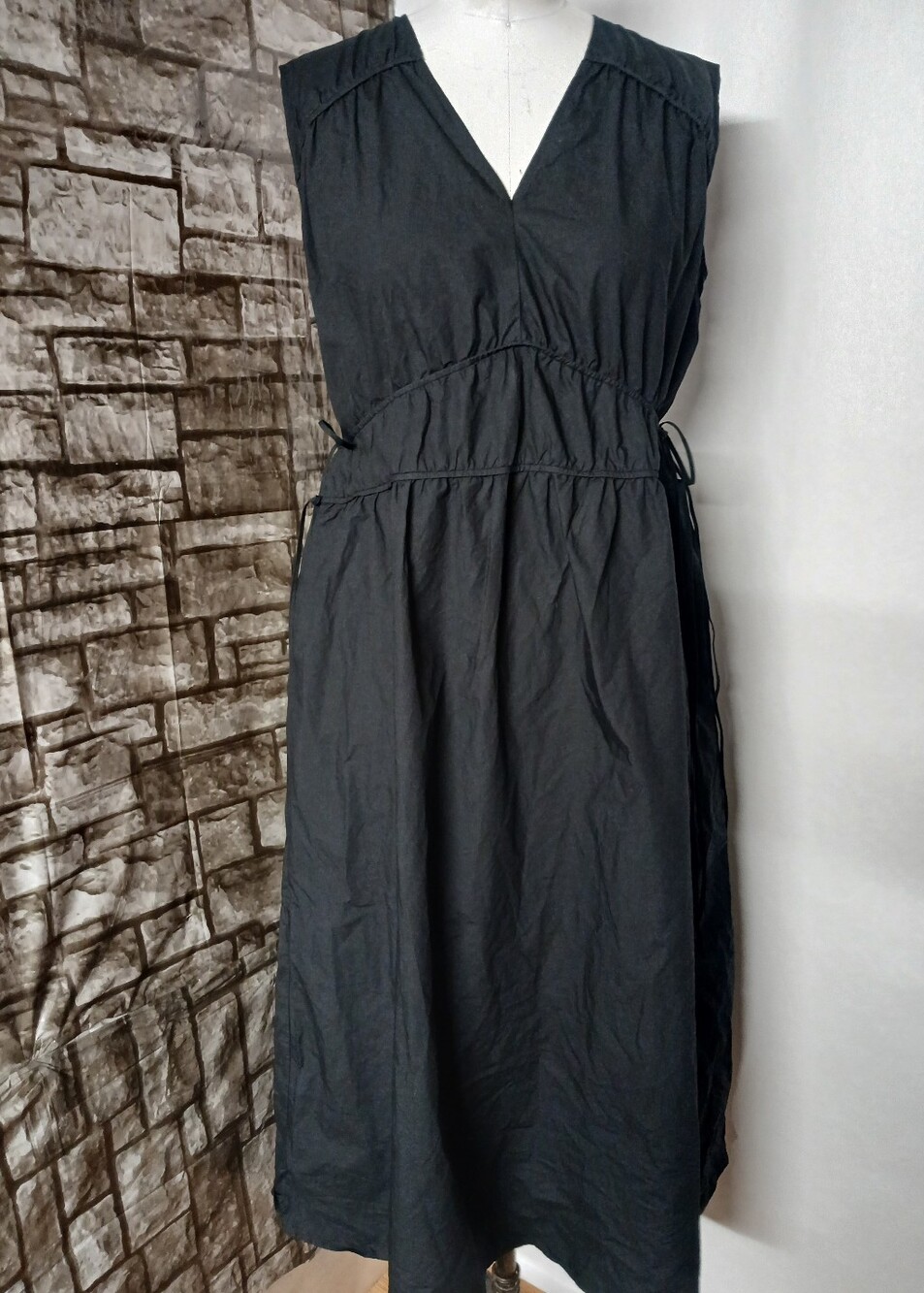 Uniqlo Black V-Neck Sleeveless Midi Women's Everyday Dress
